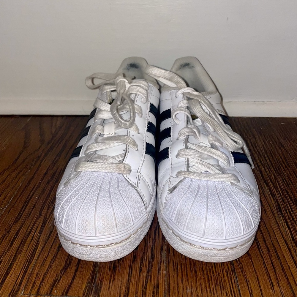 Adidas superstar sneaker, men’s 5.5/women’s 7